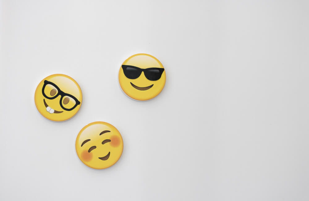 ilustraçao demonstrando emojis em fundo cinza