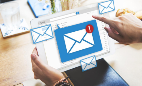mao feminina segurando tablet com icones de email