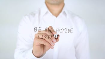 mão masculina escrevendo frase seja um ouvinte ativo
