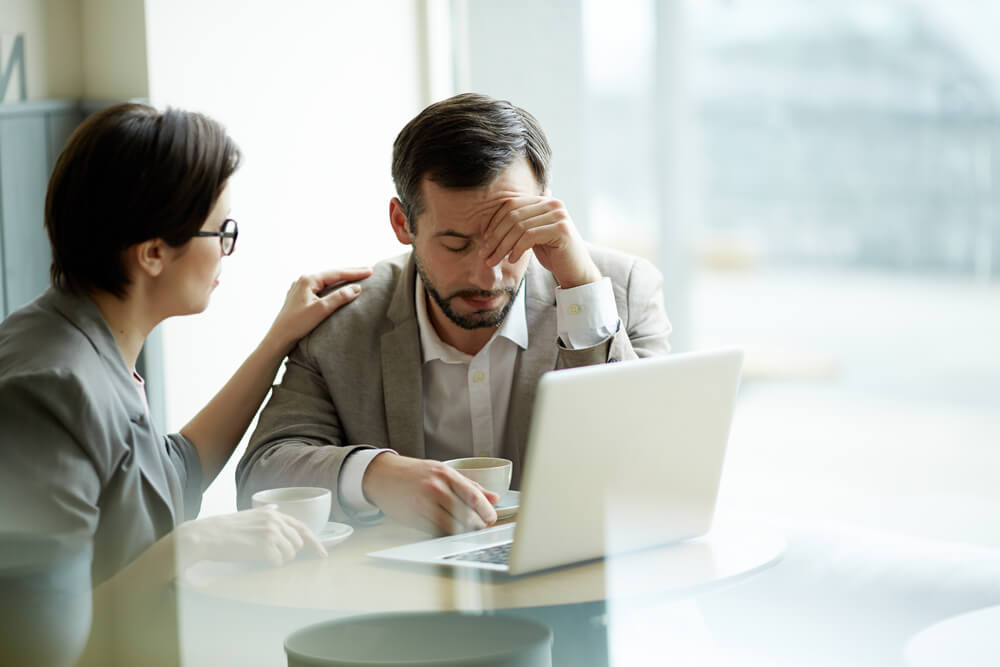 mulher demonstrando empatia por colega de trabalho