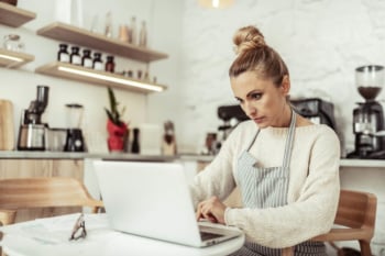 mulher empresaria em negócio prórprio trabalhando em laptop
