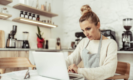 mulher empresaria em negócio prórprio trabalhando em laptop