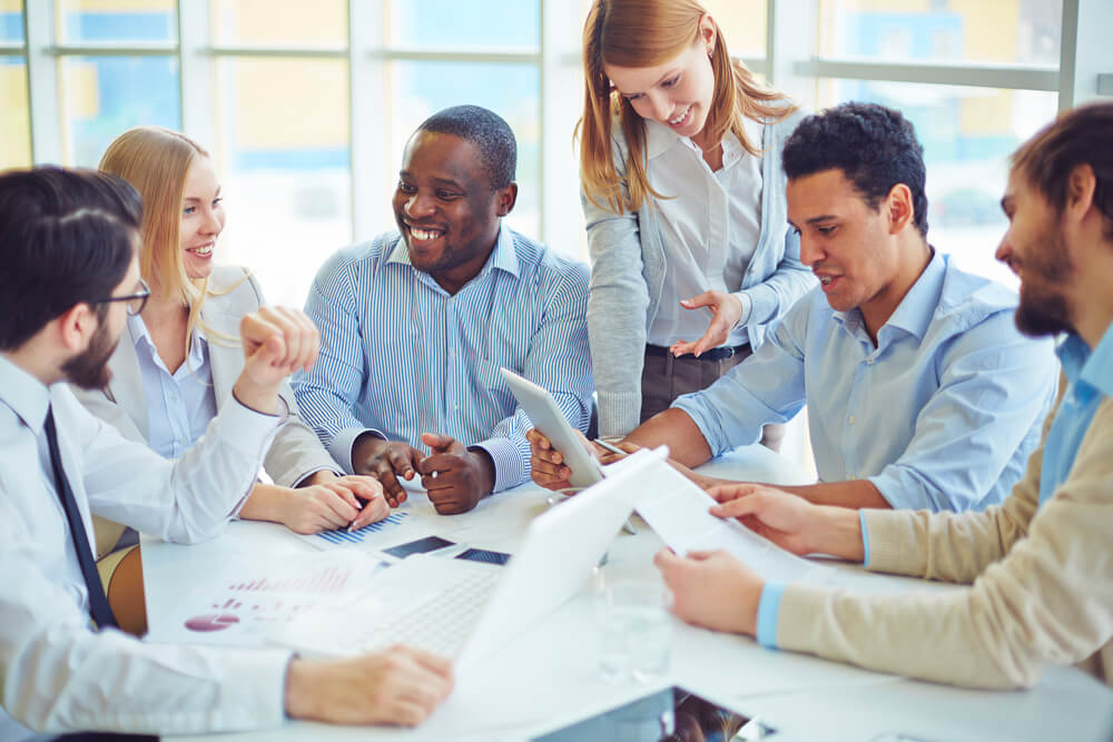 processo de comunicação interna de empresa com equipe engajada e sorridente