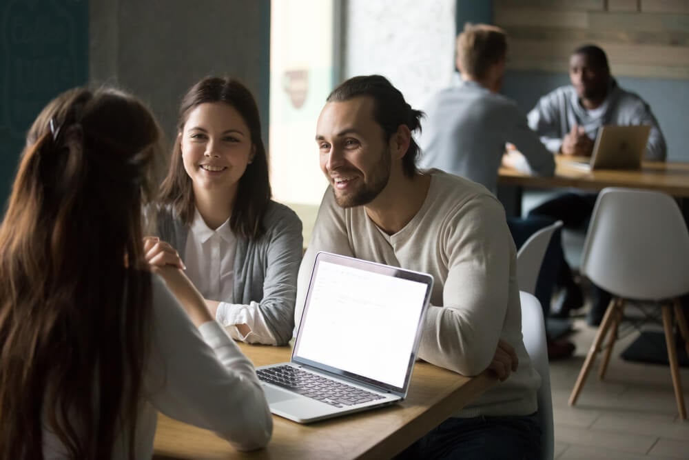 profissional em relaçoes publicas em meio a conversa com clientes