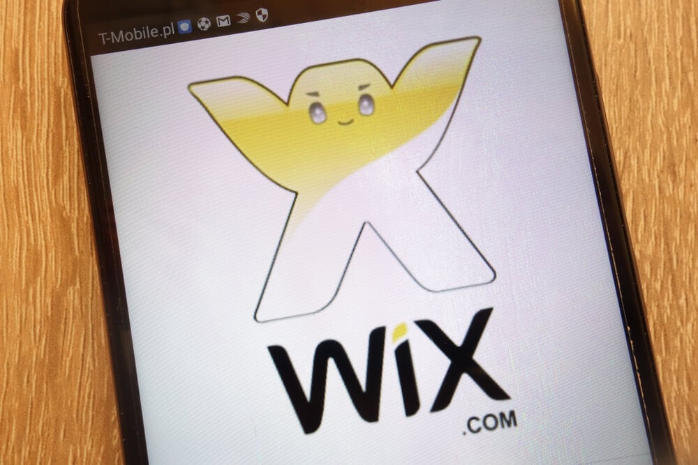 smartphone acessando o site wix para sites de portfolios online