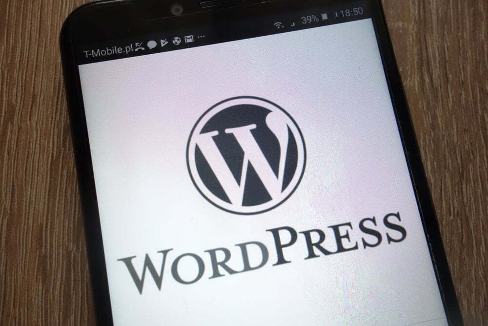 smartphone com a palavra wordpress em mesa 