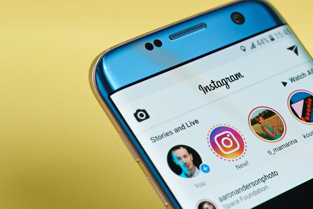 smartphone com stories do aplicativo instagram em tela