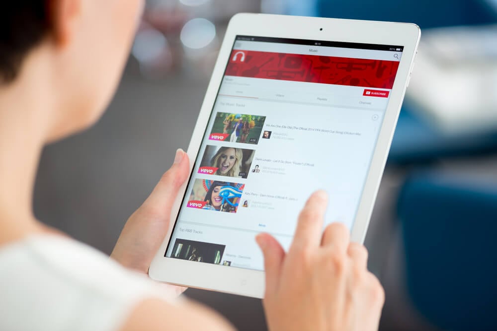 tablet com acesso a vídeos de canais do youtube