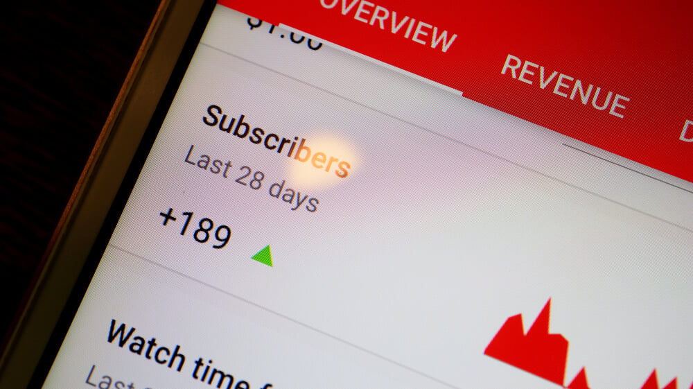 tela de smartphone indicando numero de inscritos nos ultimos dias do aplicativo youtube