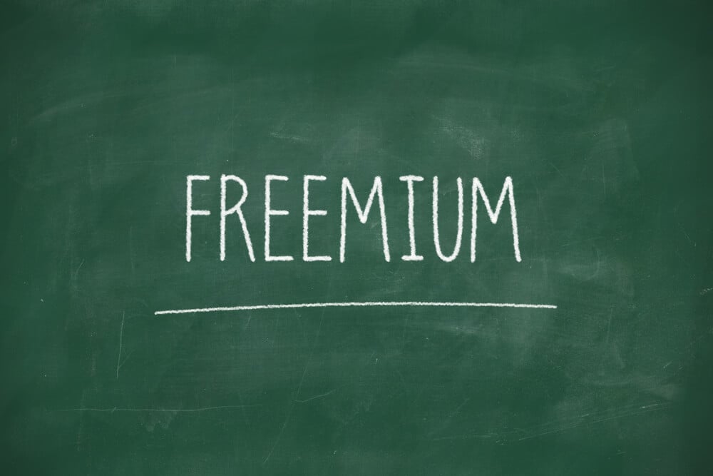 título do modelo de negócio freemium escrito em giz