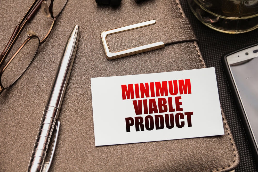 título mininum viable product em papel em mesa de escritório