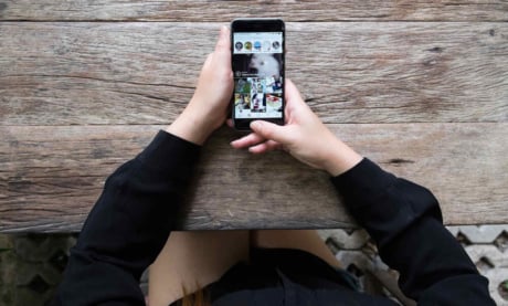 pessoa acessando aplicativo do instagram no smartphone