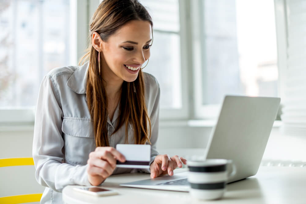 cliente sorridente durante compra online