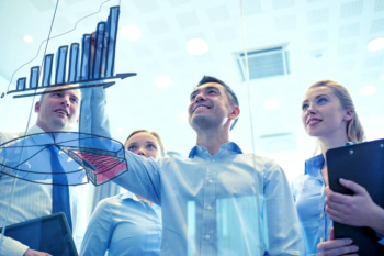 equipe de vendas tendo sucesso em empresa