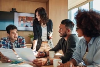 equipe em agência de marketing digital em mesa de reuniões