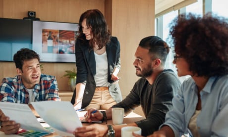 equipe em agência de marketing digital em mesa de reuniões