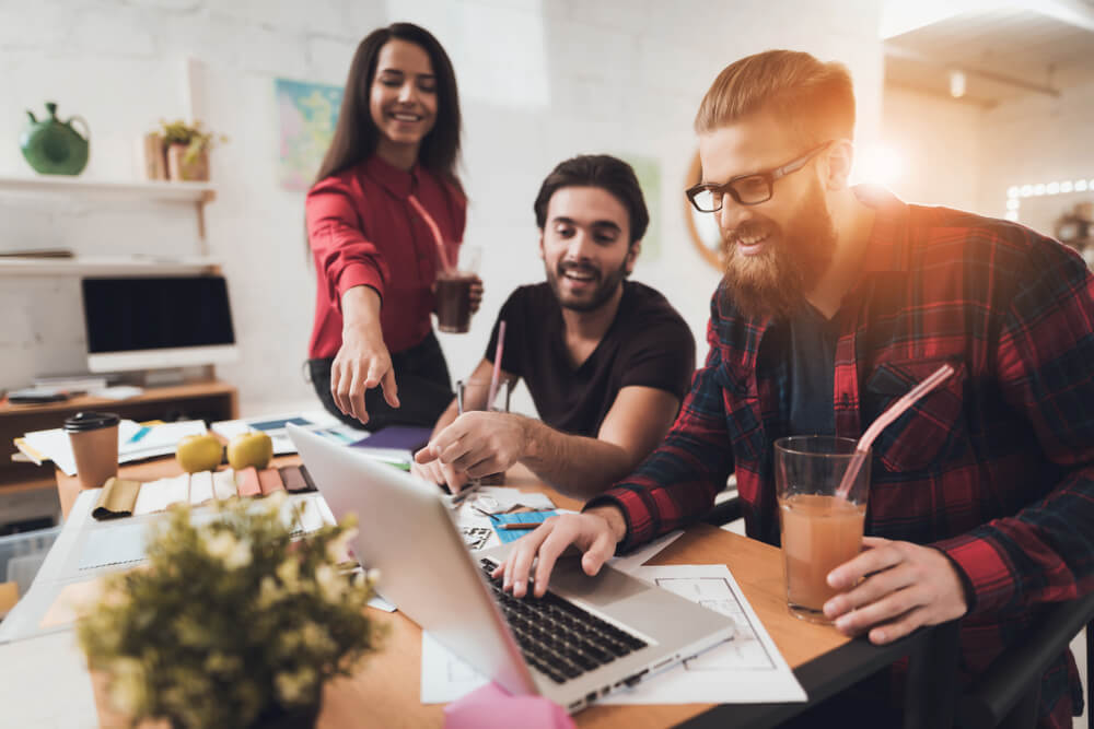 equipe feliz em escritório despojado em agência de marketing