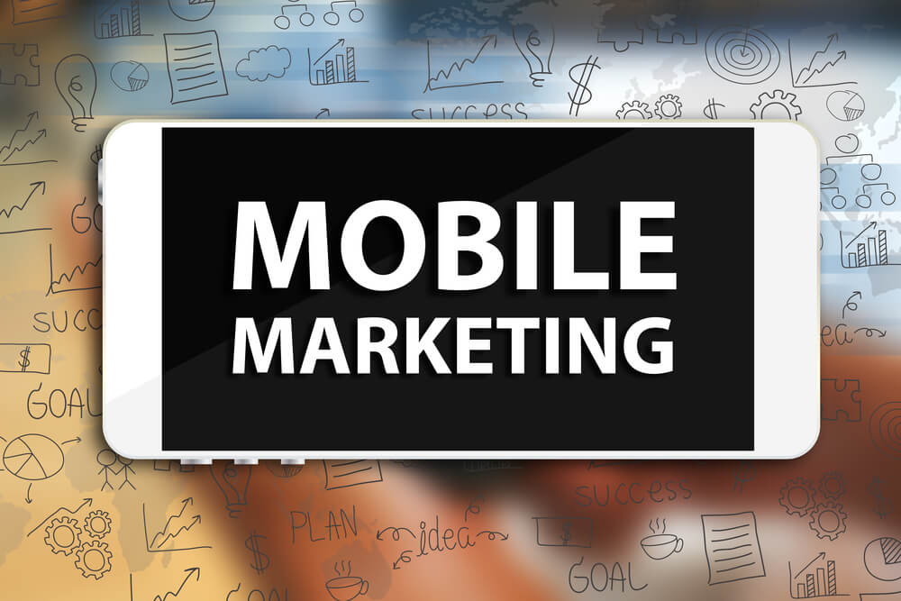 fundo com símbolos relacionados ao mobile marketing em smartphone