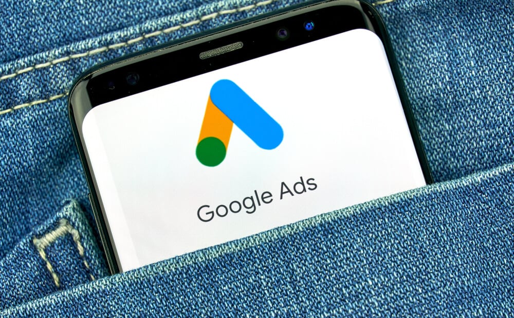 icone de aplicativo google ads em tela de smartphone em bolso de calça