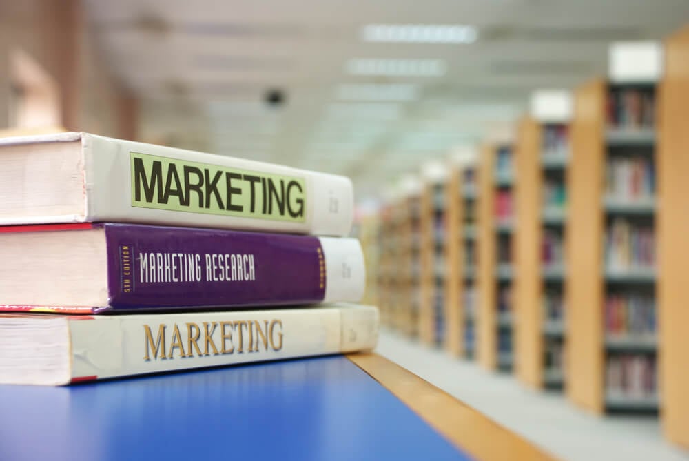 livros empilhados sobre marketing digital