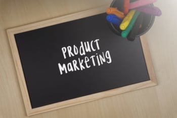lousa com título marketing de produto