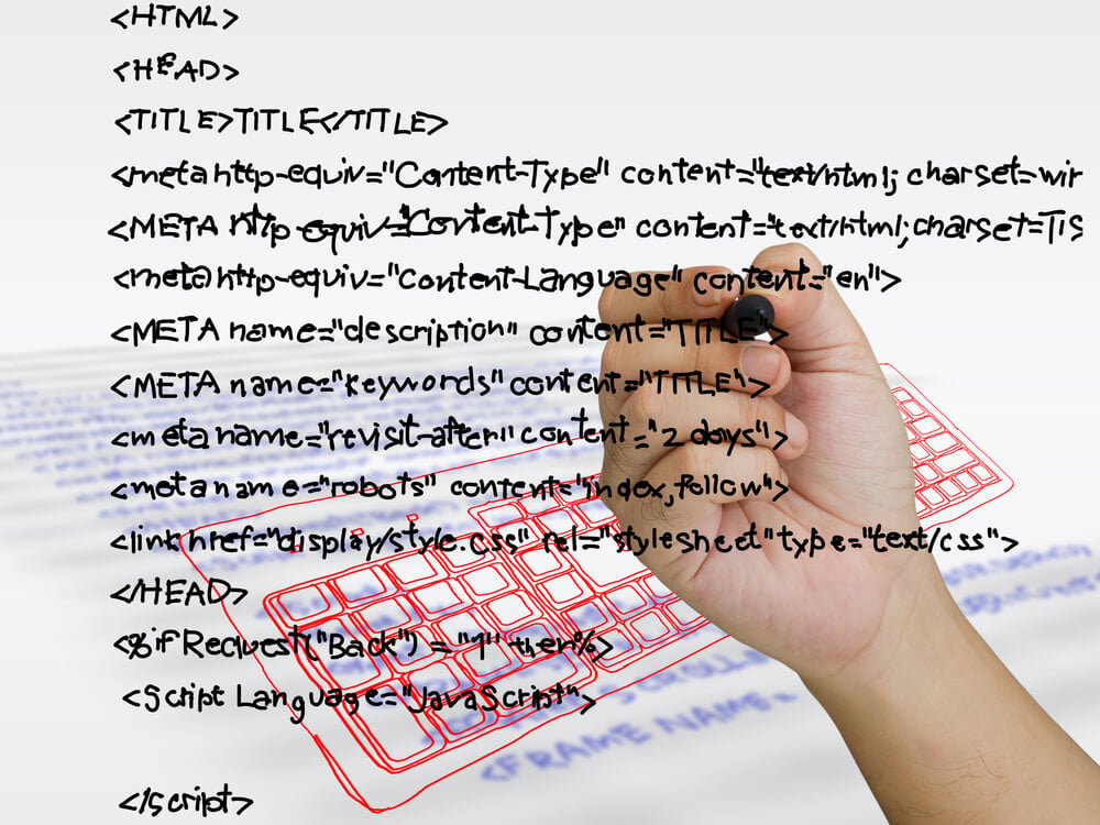 mão escrevendo estrutura HTML