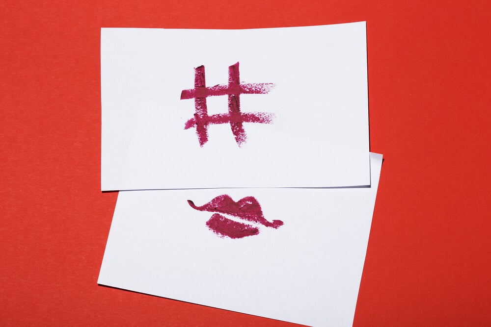 papéis com hashtag pintada em batom para contas de beleza