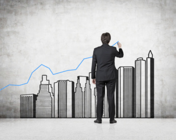profissional de marketing imobiliario ilustrando parede
