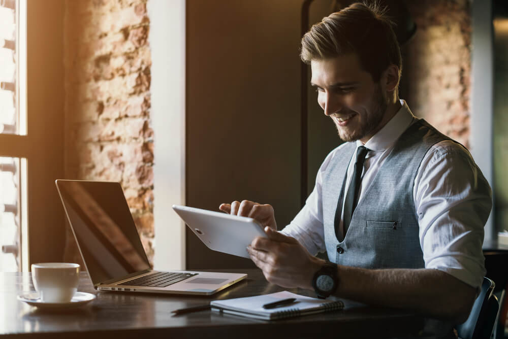 profissional de negócios sorridente ao usar tablet