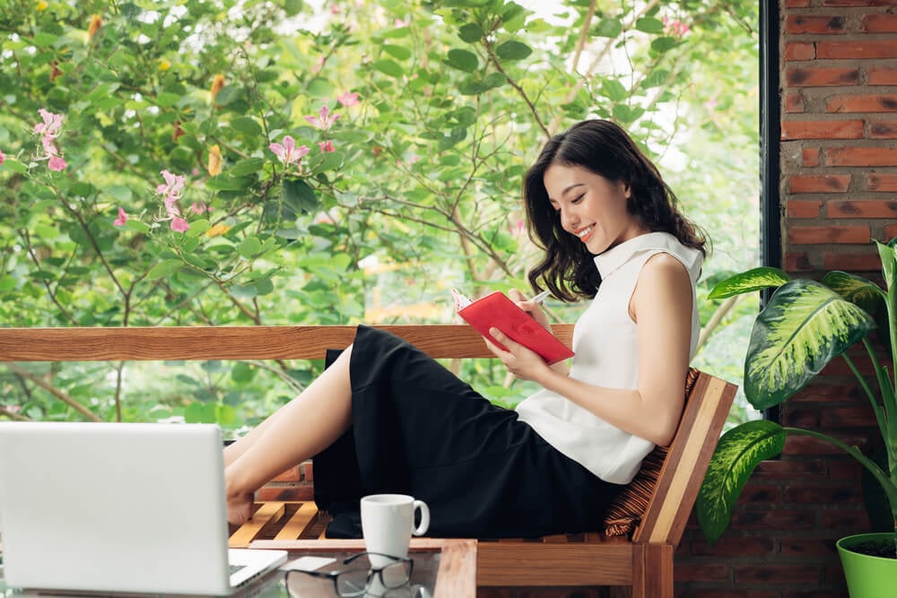 profissional lendo livro sobre empreendedorismo