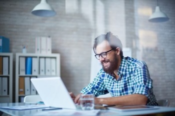 profissional sorridente trabalhando na criação de personas