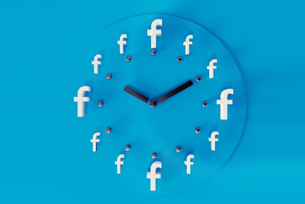 relógio com logos do facebook melhor horário para postar