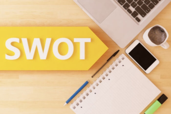 sigla da análise SWOT junto de itens de escritório em mesa