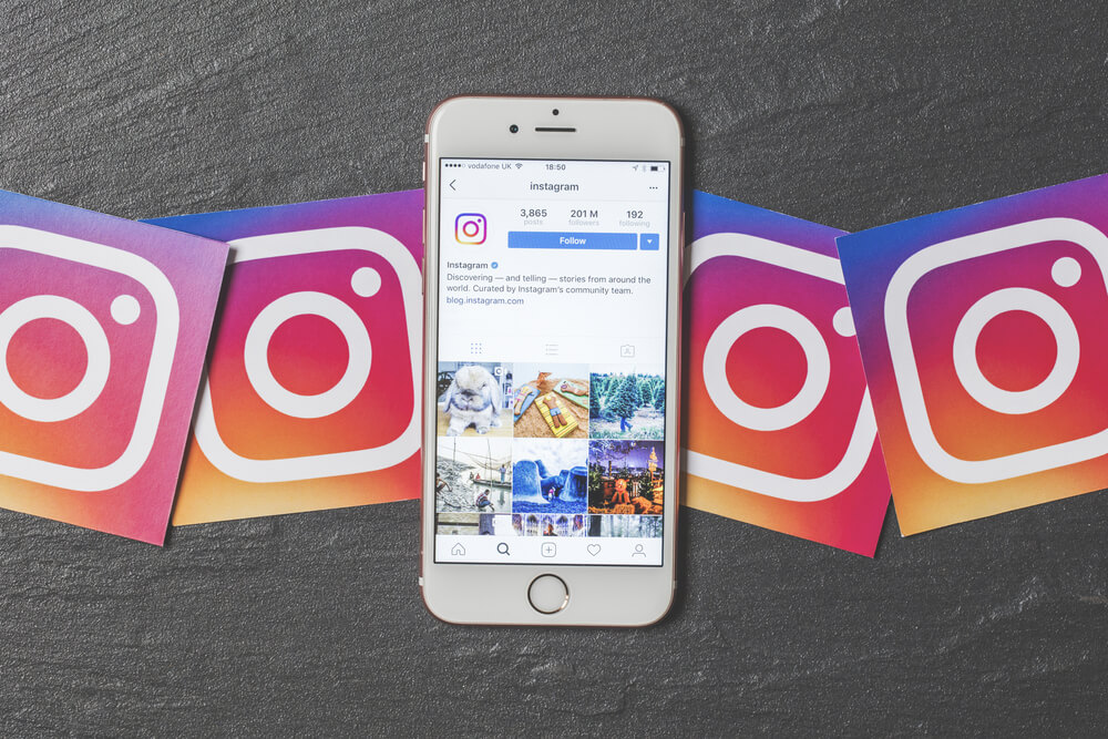 smartphone com acesso ao Instagram e logotipos