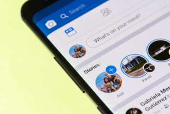 tela inicial do facebook com destaque para a ferramenta Facebook stories