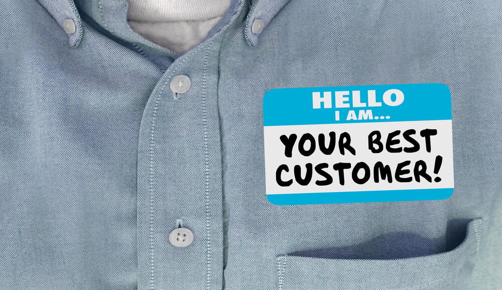 adesivo em camisa com a frase hello i am your best customer