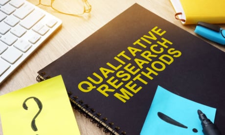cadernos sob mesa com o título de métodos de pesquisa quantitativa