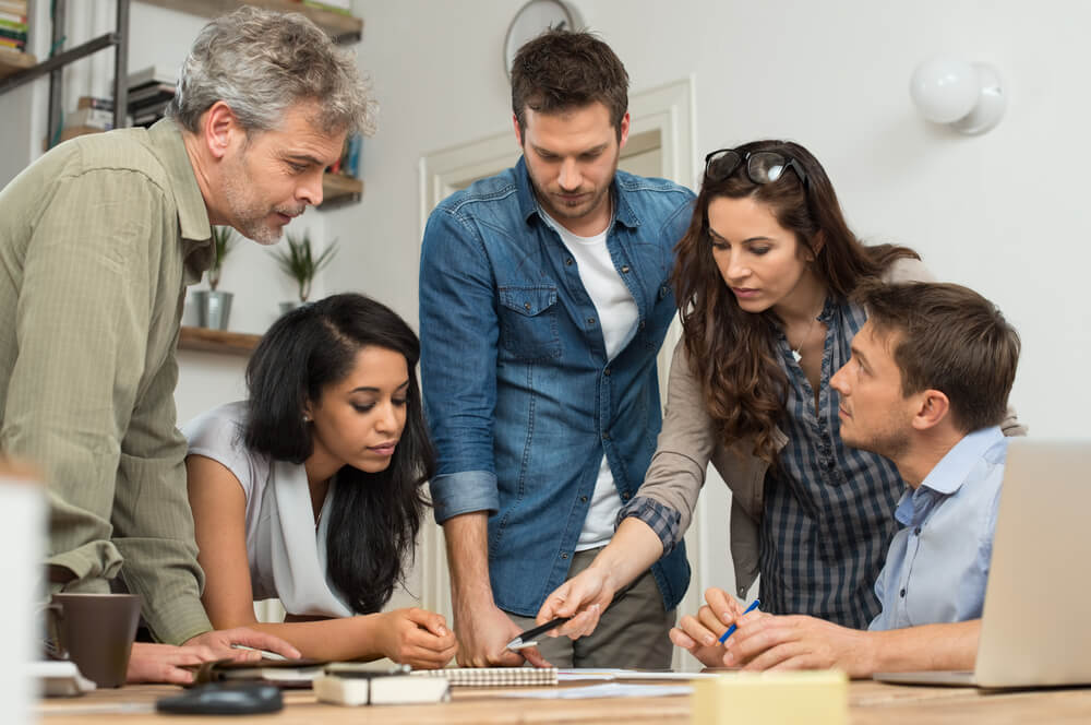 equipe de empresa aplicando matriz GUT