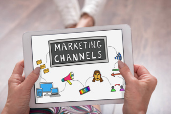 ilustração em tablet sobre cacnais de marketing