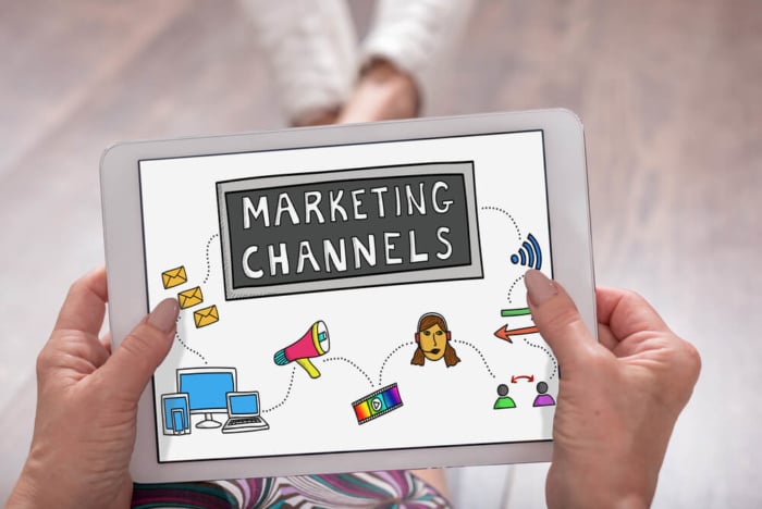 ilustração em tablet sobre cacnais de marketing