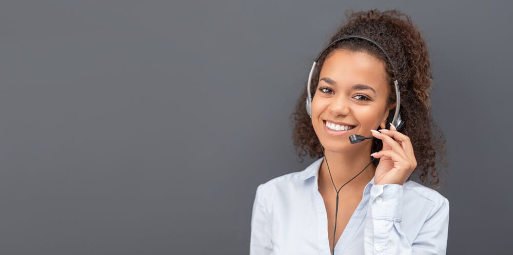 mulher profissional de telemarketing sorridente