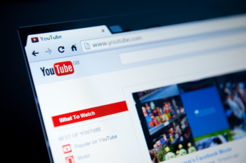 pagina inicial da plataforma youtube em tela de computador