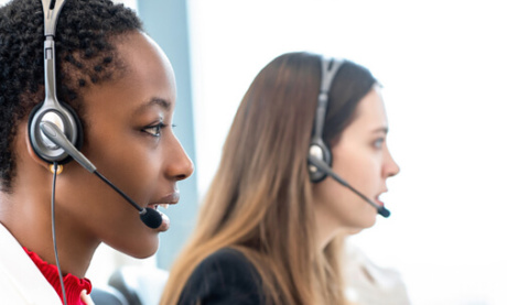 profissionais em vendas por telefone exercendo sua profissao