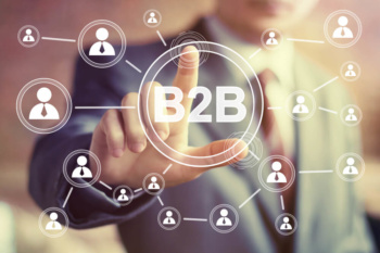 profissional de B2B assinalando ícones interligados