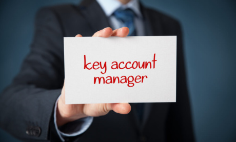 profissional segurando placa entitulada key account manager