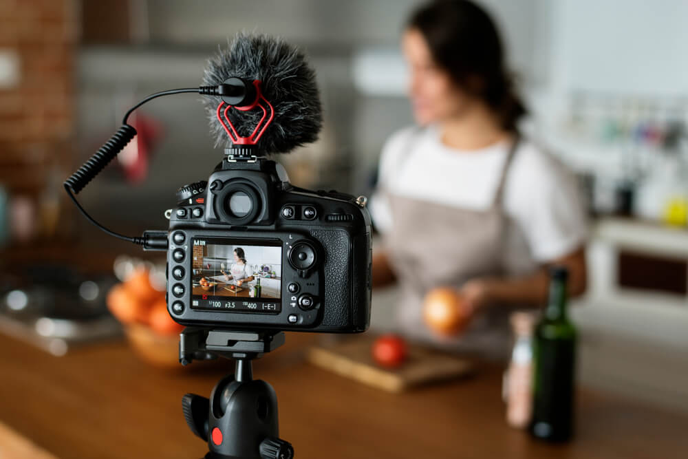 digital influencer criando conteudo de vlog com tema de culinaria