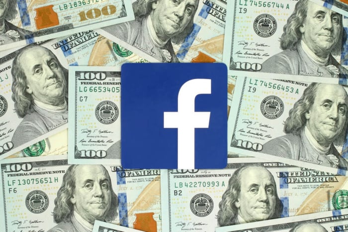 icone de aplicativo facebopok com notas de dinheiro ao fundo