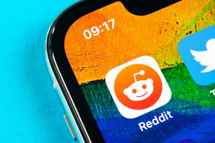 icone de aplicativo reddit em tela de smartphone