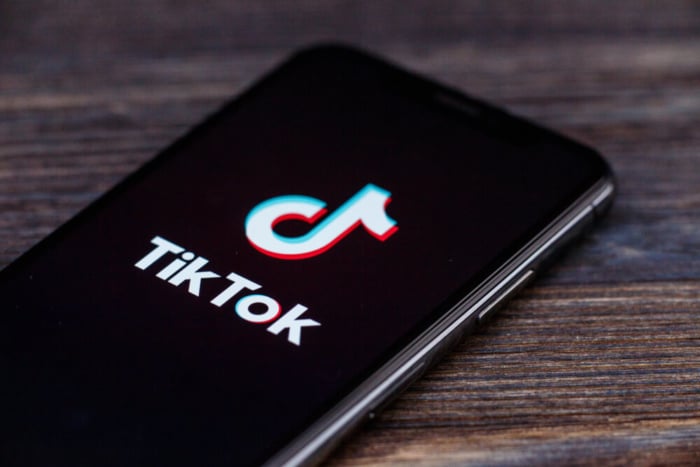 icone de aplicativo tiktok em tela de smartphone
