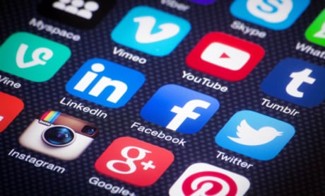icones de redes sociais em tela de smartphone